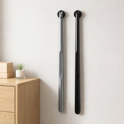 Selbstaufrollender Schuhlöffel an weißer Flurwand – ANKER