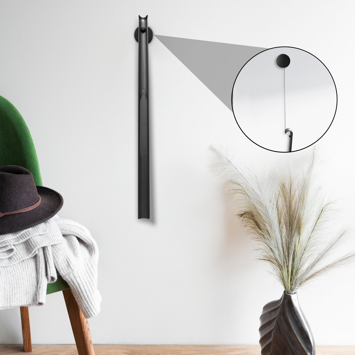 ANKER® Schuhlöffel mit Wandhalterung im hellen Eingangsbereich